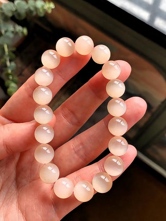 朋友送了一串手串📿说是和田玉的，有懂和田玉的朋友吗？帮我看看这个品相，能值多少