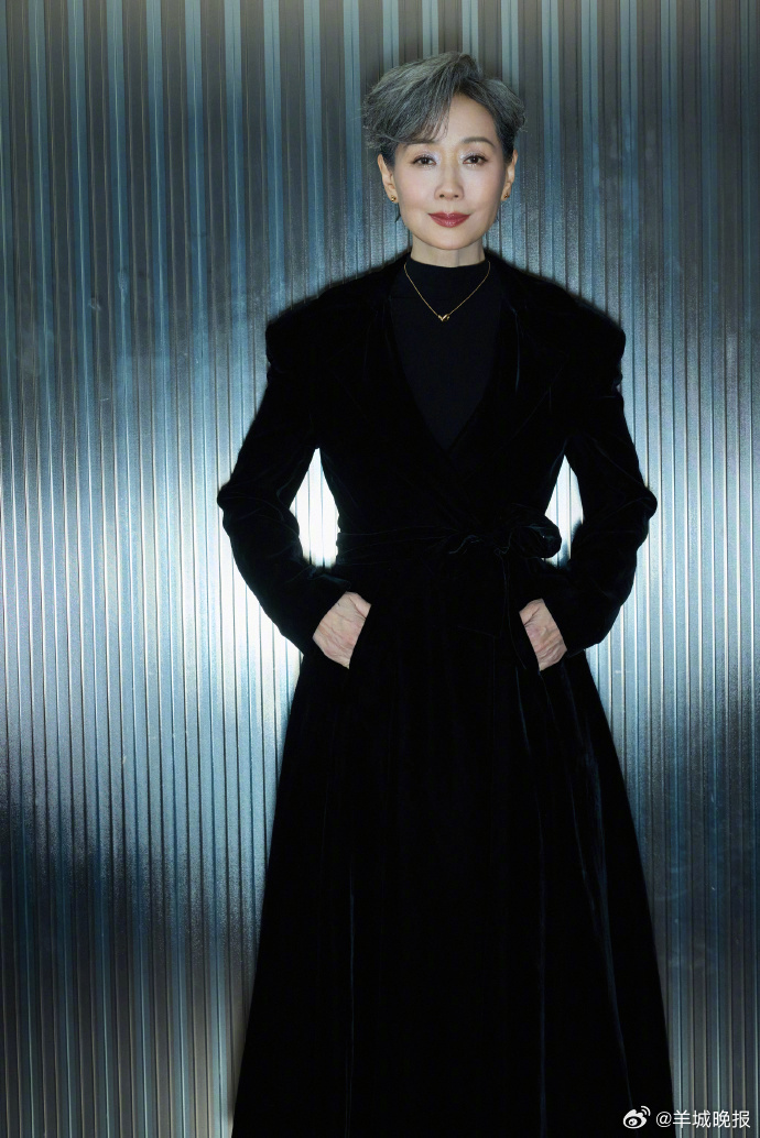 【#叶童银发黑裙演绎岁月不败美人王一博微博改名##刘昊然 商K##王一博乐华续约