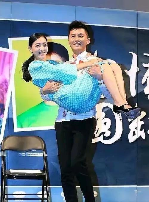 不是夫妻的男女明星，当众玩公主抱正常吗？尽管都知道他们的这种行为是逢场作戏，但还