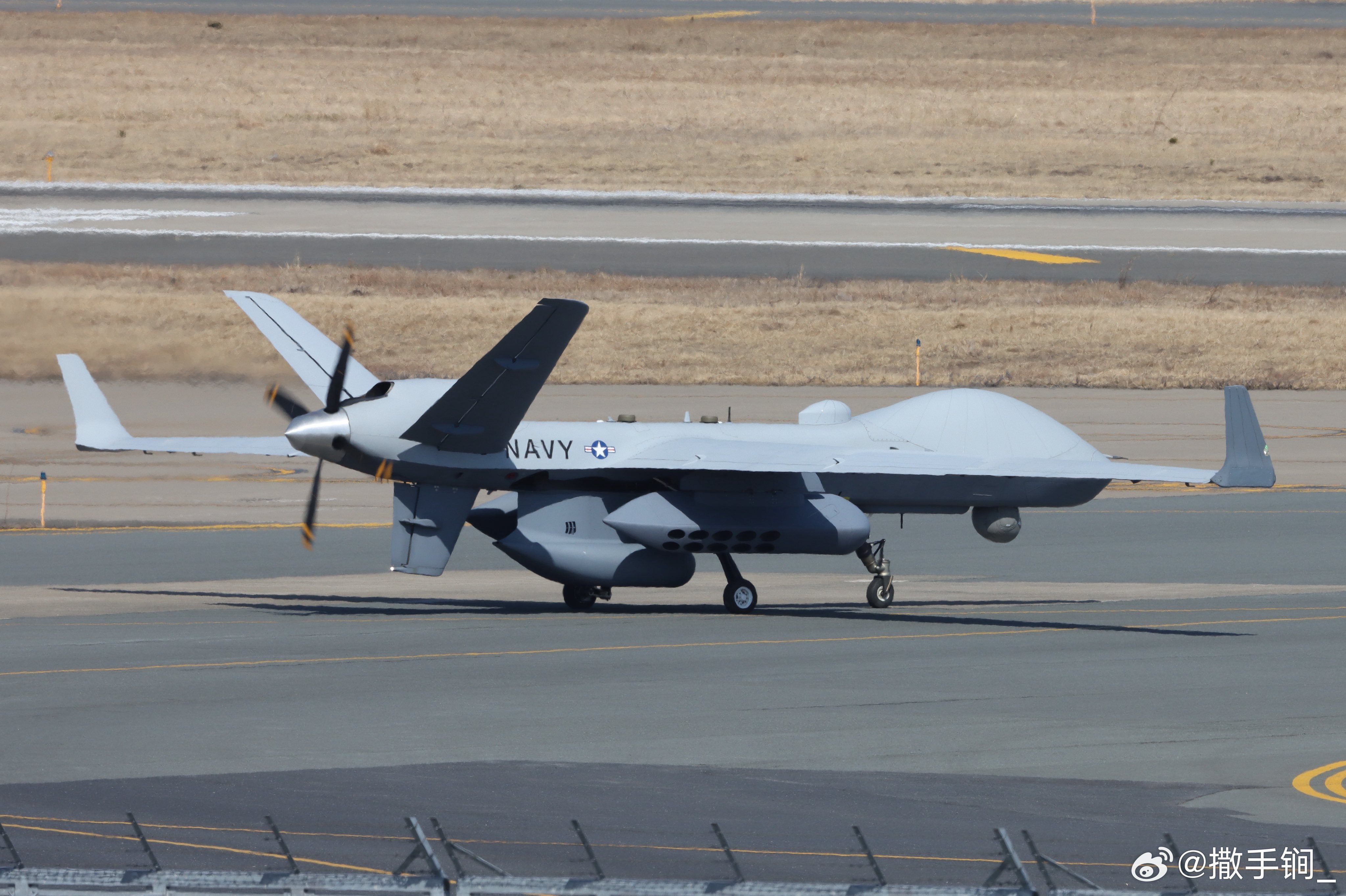 美国海军MQ-9反潜无人机昨天首次在日本三泽基地试飞。此机两翼各挂一个声呐浮标吊