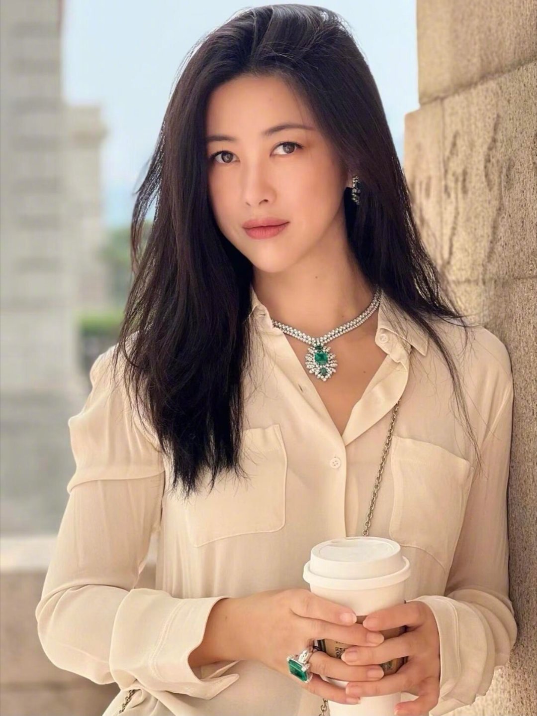 朱珠发了13张都市丽人穿搭 朱珠是内娱唯一的老钱风了吧，这方面真的是一骑绝尘的程