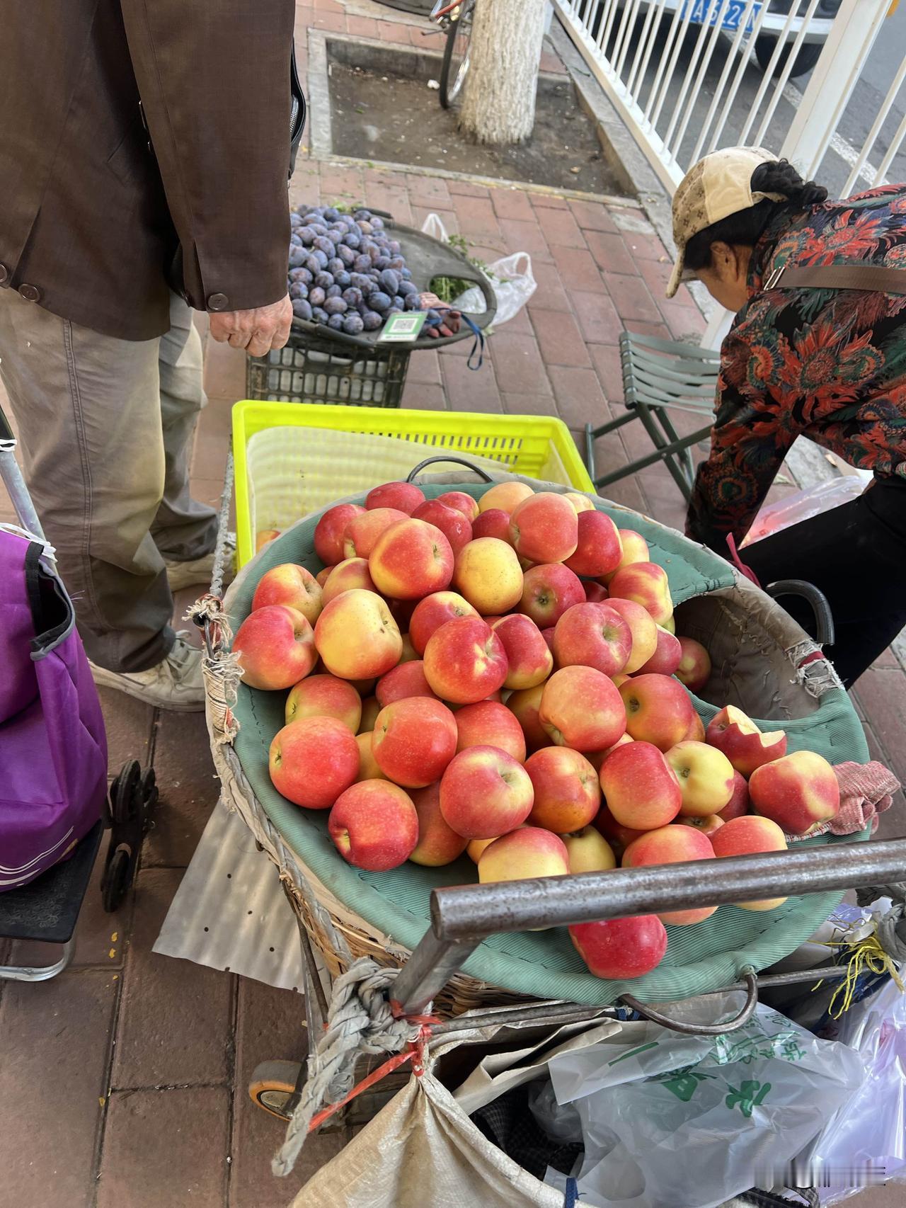 兰州市安宁枣林路临时市场已经关闭，现在大家有自发组织卖菜的摊子全部摆在枣林路西边