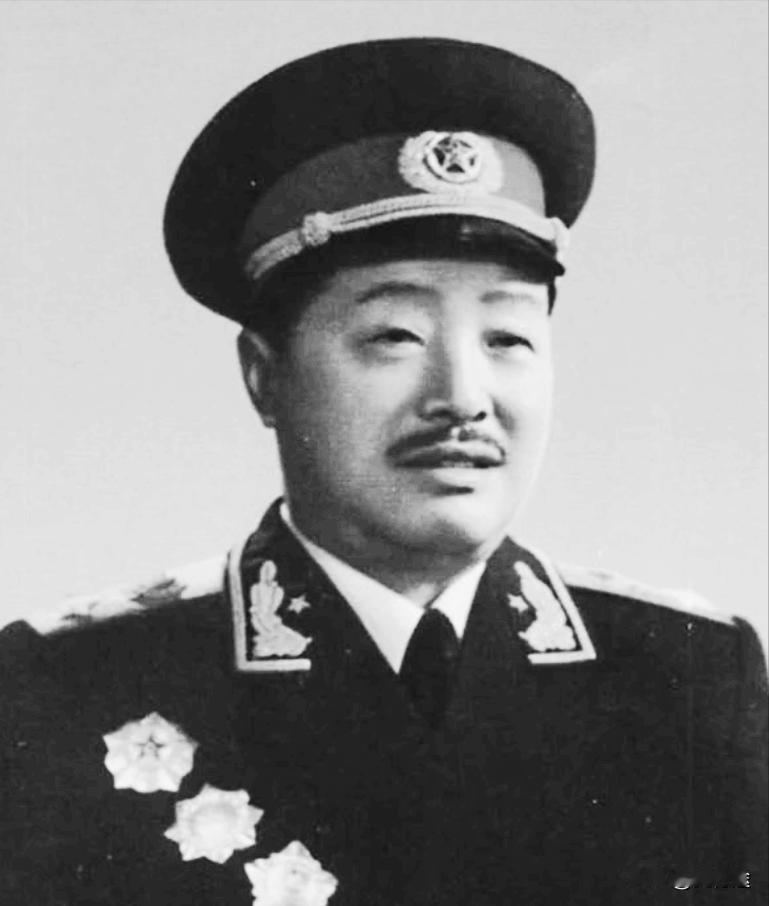 蒋介石生前只见过贺龙一次，但在见完面后，蒋介石却在浑身冒冷汗。他一下瘫坐在椅子上