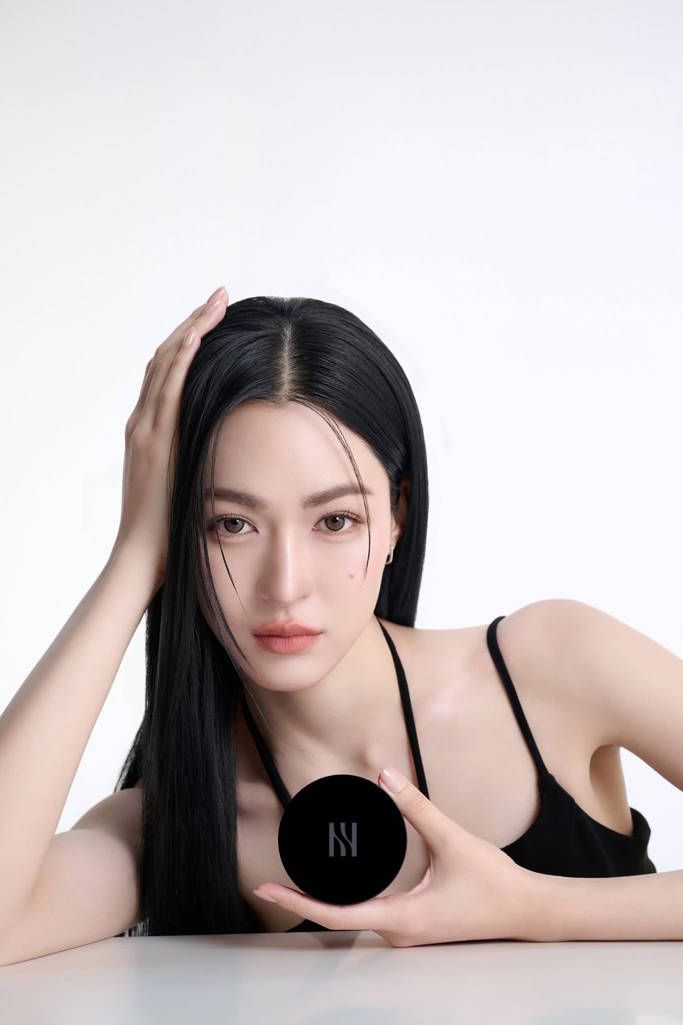 HERA 泰区签下近年热度十分高的邝玲玲为全新Brand Ambassador，