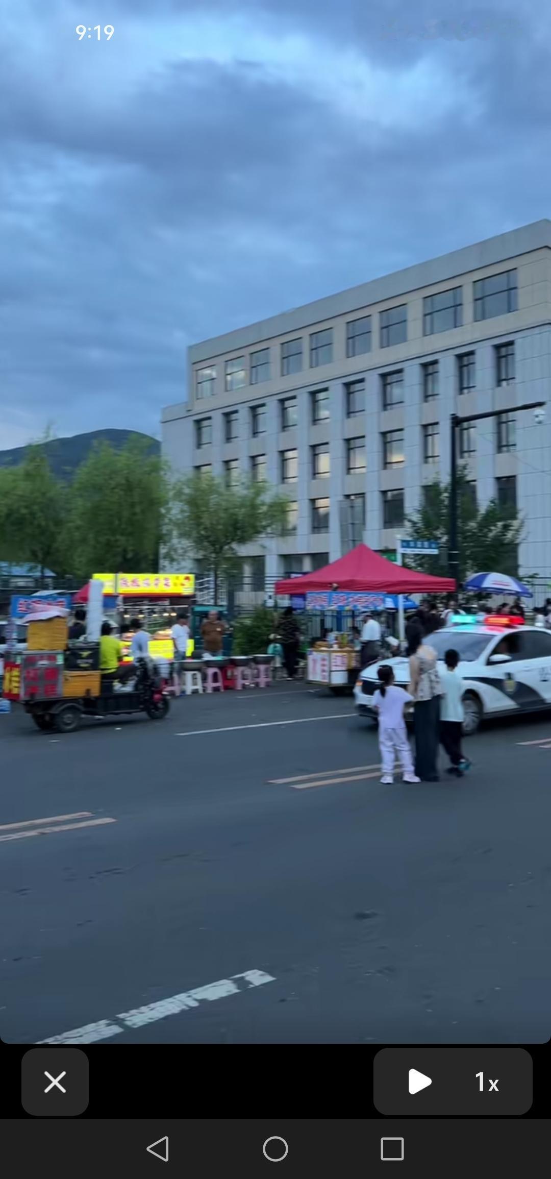 吉林市丰满大坝泄洪现场，因人流众多，形成了一处小型的小吃集市。

吉林市丰满大坝