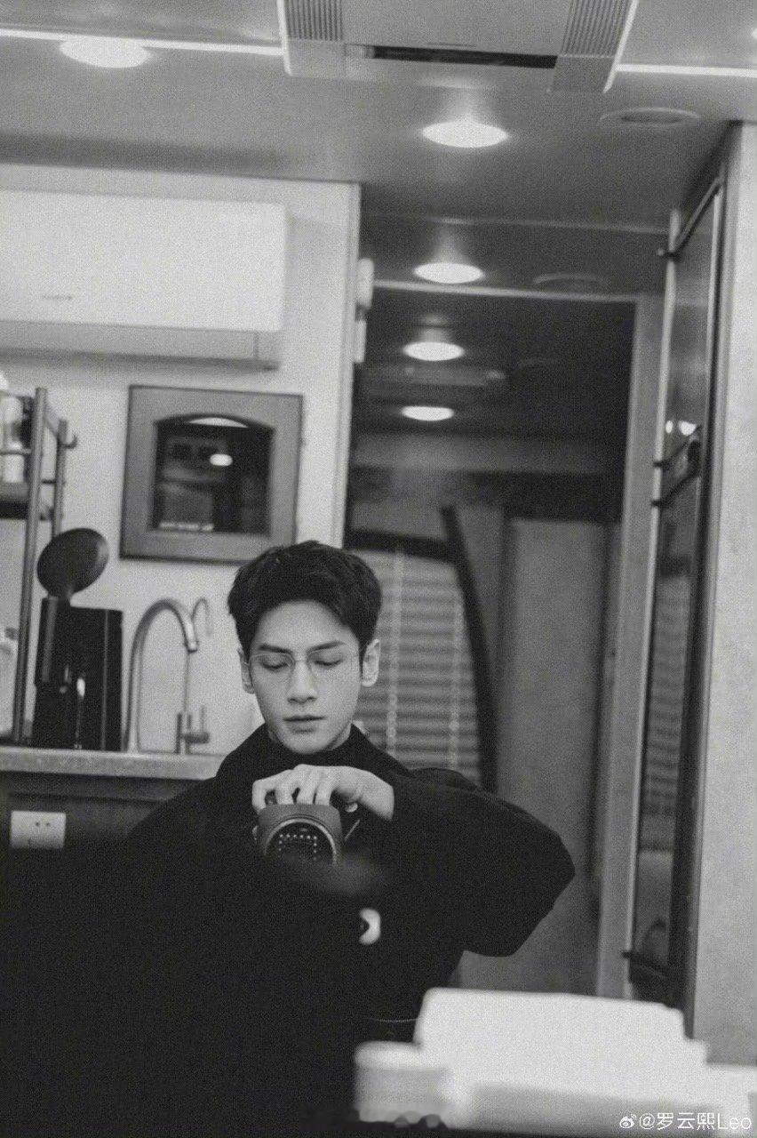罗云熙戏里演法医戏外干摄影 当演员把戏外的热爱，也淬炼成一种专业，他的形象便有了