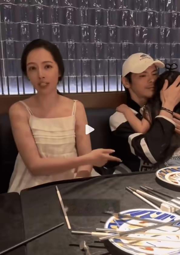 聚餐现场女儿全程挂在向佐身上，郭碧婷打趣吐槽，宝宝两三个月大就偏心爸爸，别人抱都