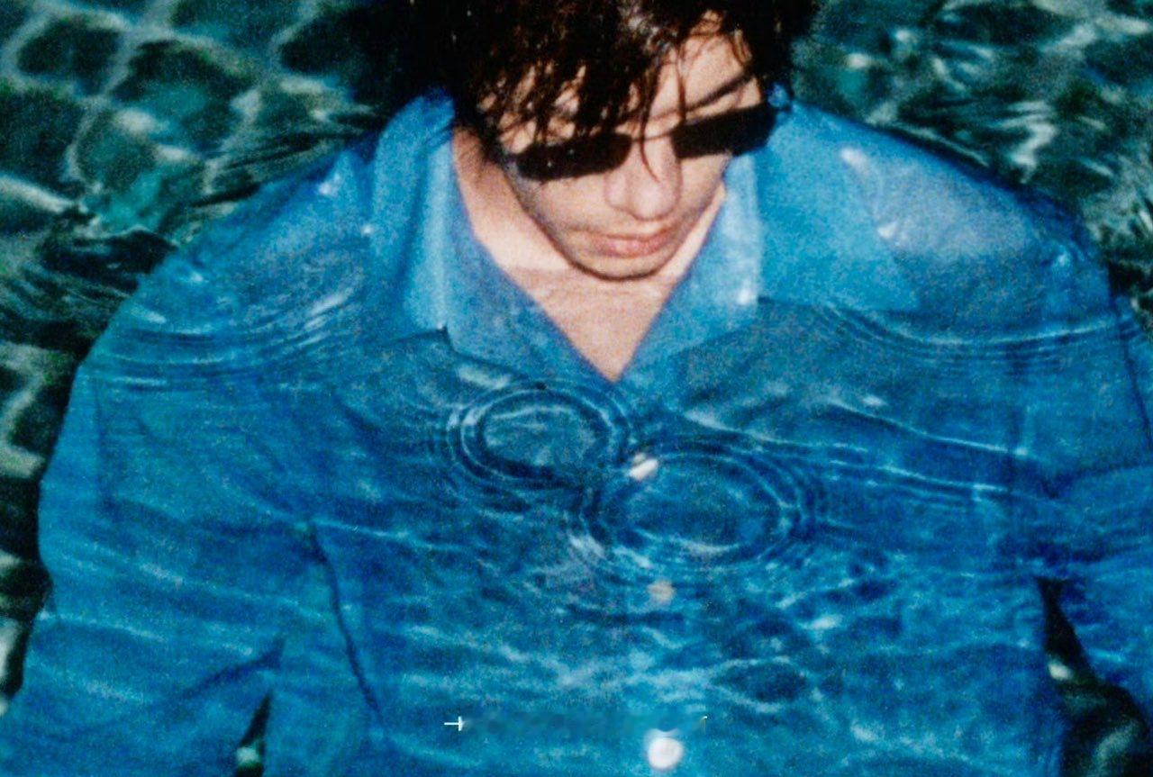 易烊千玺登FantasticMan12月刊，泳池大片绝了 