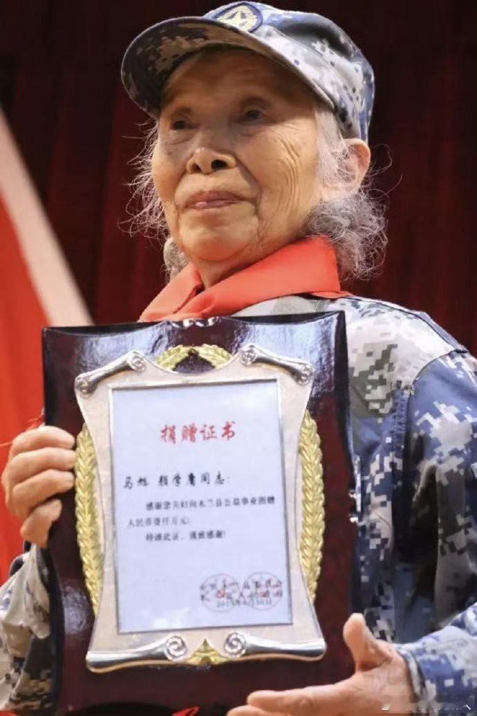 请大家别吝啬，为女英雄点10000个赞！她就是中国首位女空降兵马旭！她1933年