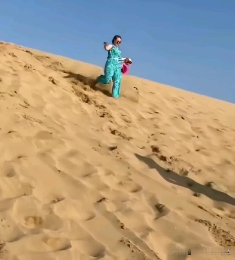 女人出来游玩，看到沙漠那一刻，欣喜的不行啊，于是敞开双臂拼命的奔跑，但双腿跟不上