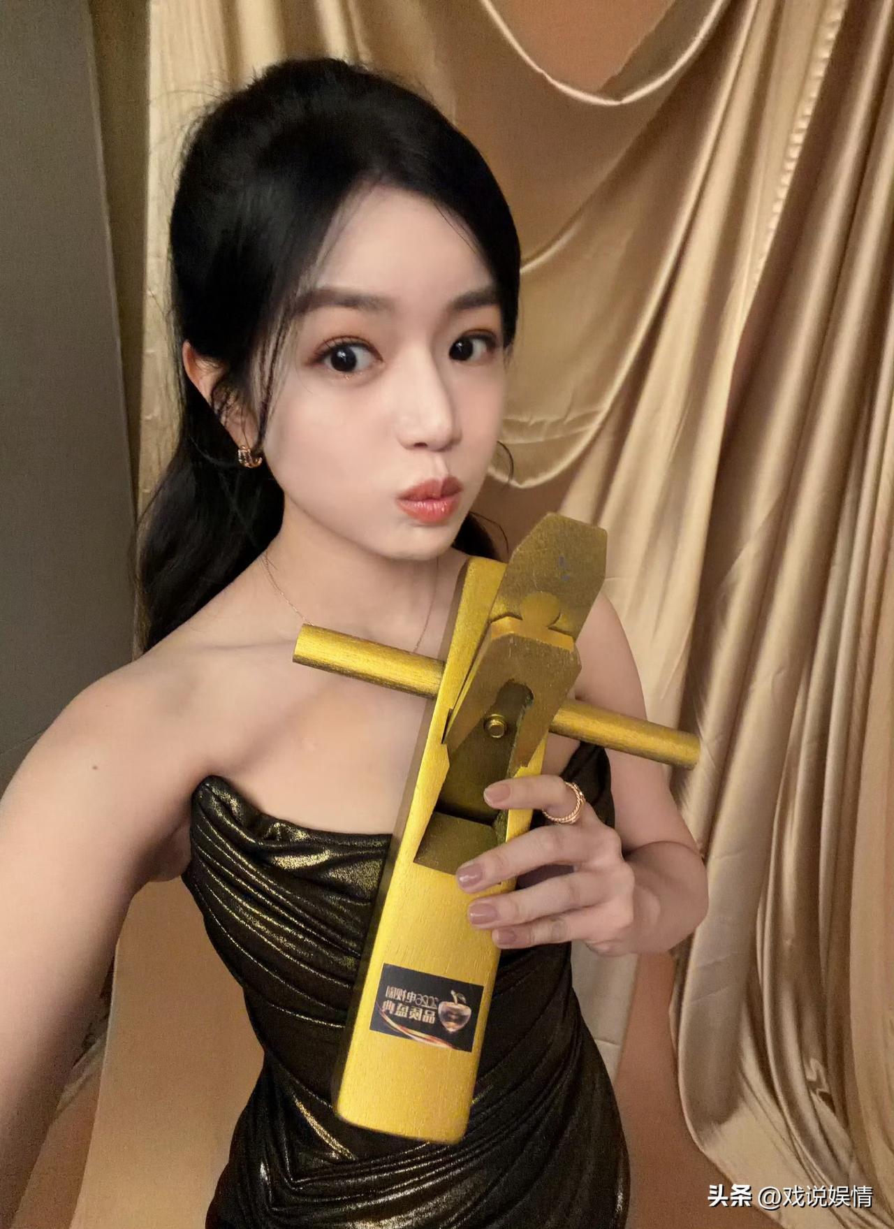 陈妍希获奖后晒自拍！
3月10日，陈妍希开心晒出一组美照，以及手捧奖杯的自拍照。