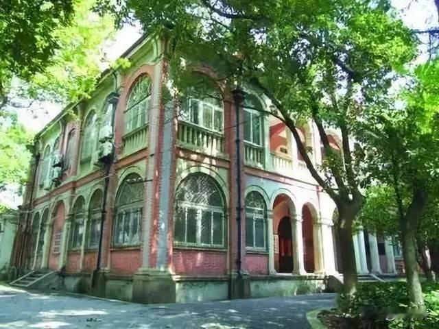 芜湖英驻芜领事署旧址有两处，一处是英驻芜领事署旧址（范罗山主建筑），它位于芜湖市