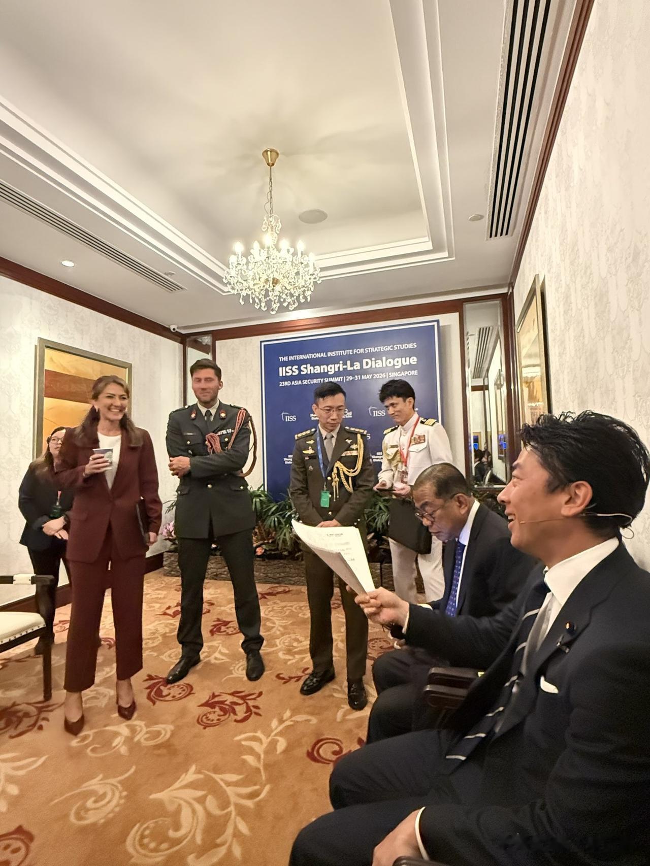 确认过眼神，荷兰配脚盆。在香格里拉对话会上，日本防卫大臣小泉进次郎和荷兰国防部长