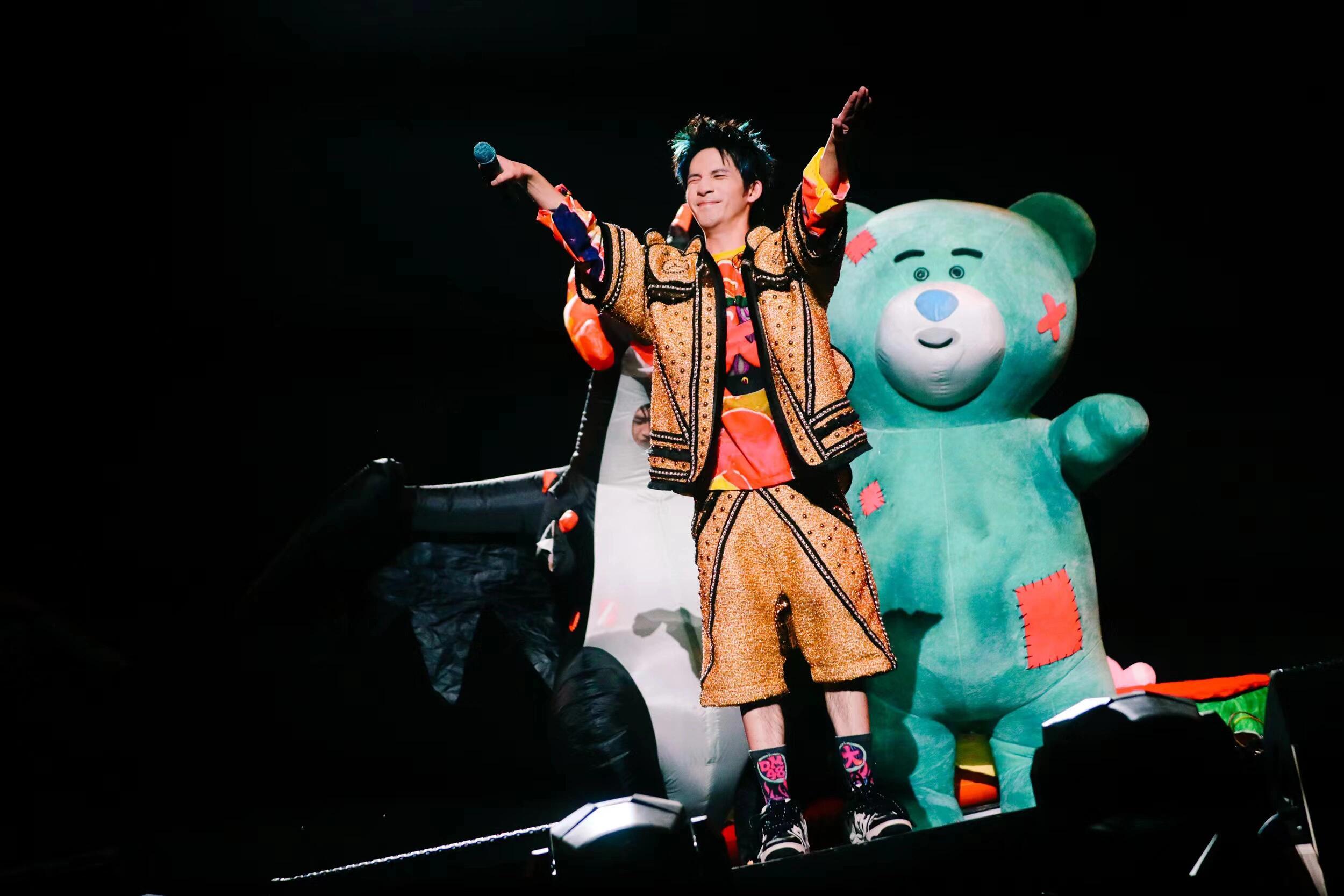 付航说大张伟是上个世纪出道的 大老师一句“付航最大的优点就是有个好搭档”，付航转