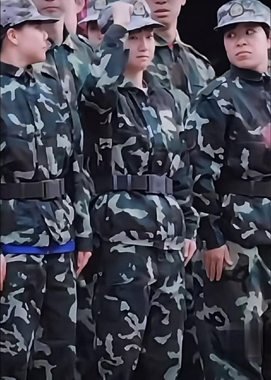 谁还没看过这个眼神，赶紧看过来。
莎莎、大迪、 陈幸同等国乒运动员早年军训时。莎