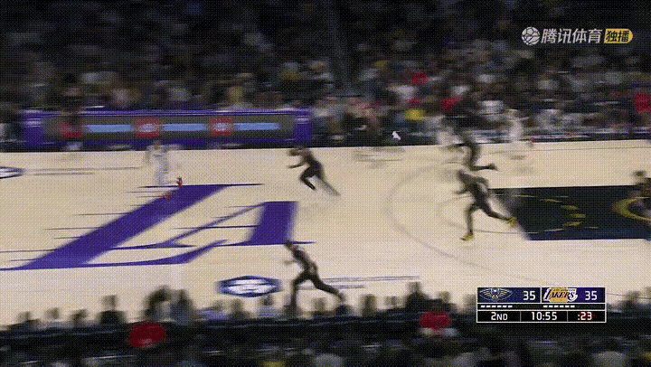 趴活！詹姆斯，这个运气也是没谁了！
本来准备快攻过程中，空接完成，但是老詹脚下打