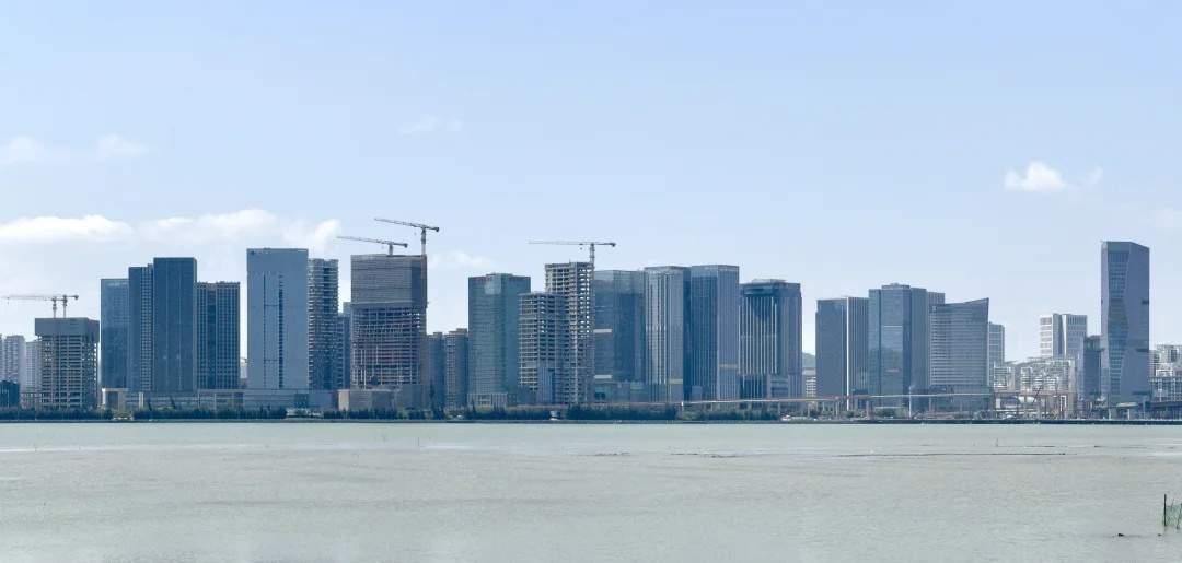 作为拥有一万三千多亿GDp的泉州，这么漂亮的江景，这个CBD建筑怎么都是些平头哥