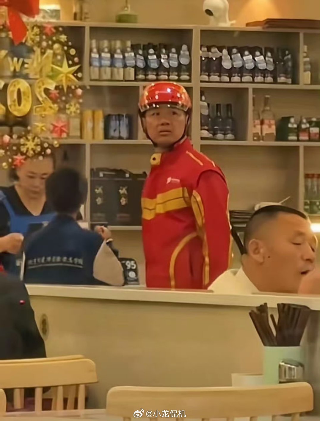 刘强东取外卖遇卡餐一脸迷茫果然不论你是谁红袍加身的那一刻也会被卡餐[允悲]下一步
