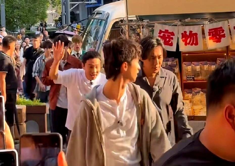 恩利穿女装被群嘲那天，热搜第一挂着“伊能静儿子又作妖”，评论区脏得没法看。
我刷