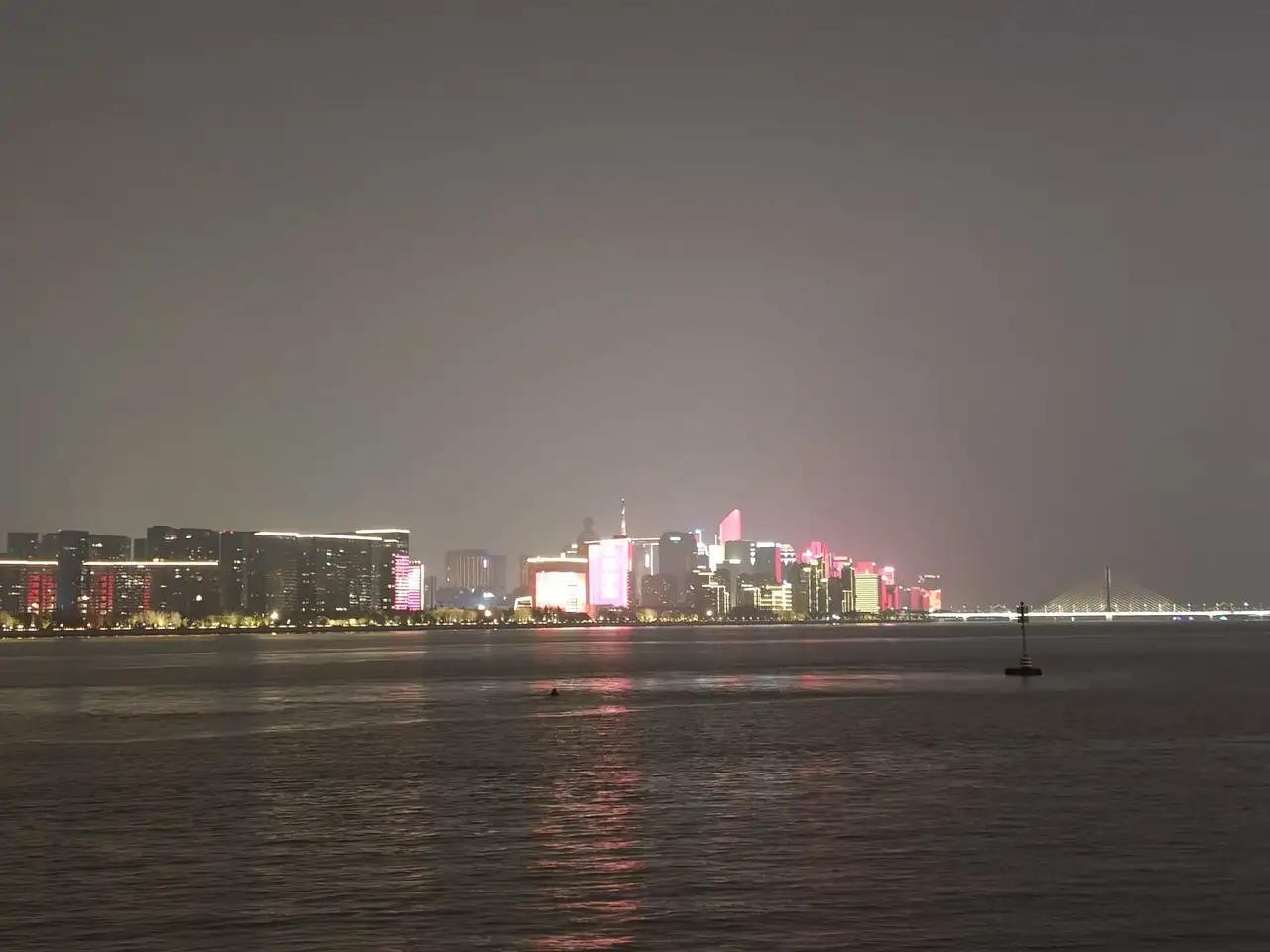 杭州的夜晚绚丽多彩，虽然冬季没有夏天那么热闹非凡，可钱塘江两岸的灯光秀依然光彩夺
