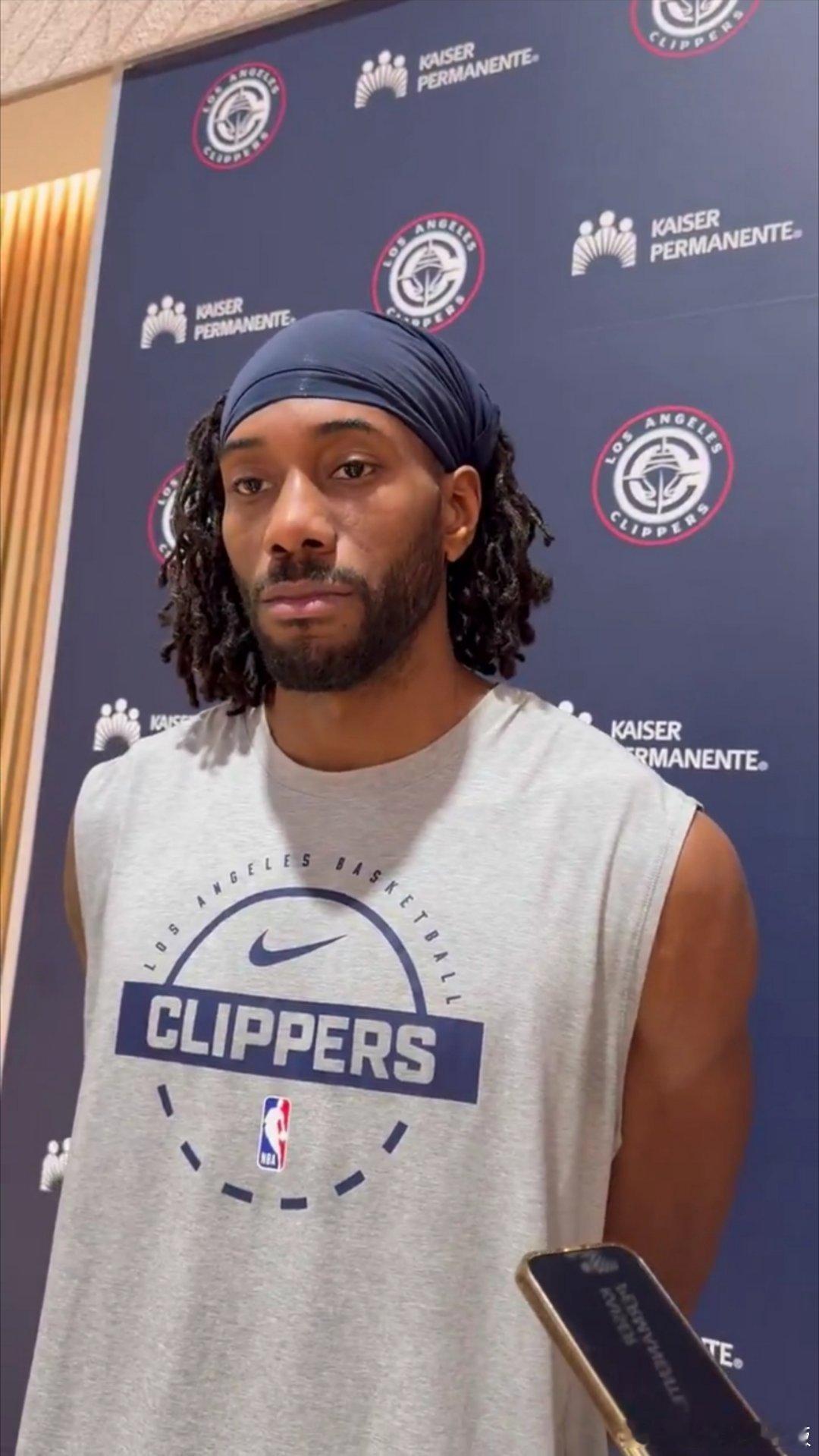 伦纳德在今日训练后接受采访，谈到快船让保罗离队:“这件事让我感到很意外，我能说的