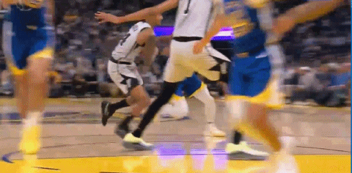 天真！勇士无名之辈妄想挑战文班亚马？
在今天NBA常规赛勇士对阵马刺的第一节比赛