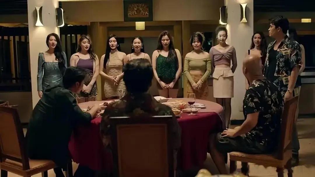 《猎冰》的选角还是很狂野的，这几个陪9⃣️女郎燕瘦环肥啥都有。 ​​​