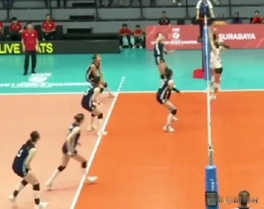 【U21女排世锦赛中国队大比分2-0领先】
U21女排世锦赛小组赛第四轮，中国女