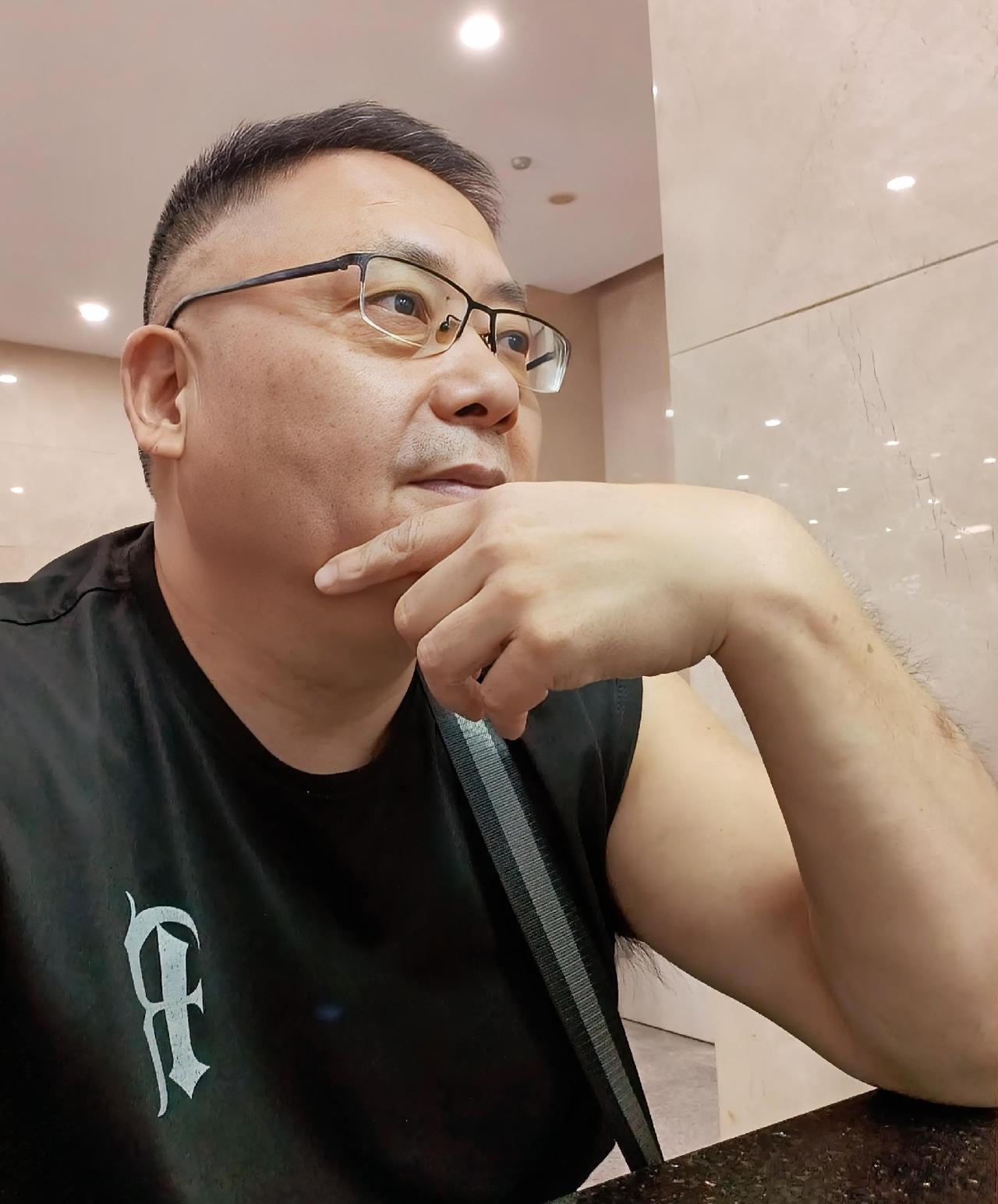 前几天，在抖音上接到一条私信，很陌生的网名，对我也没有称谓，直接入题。

本人女