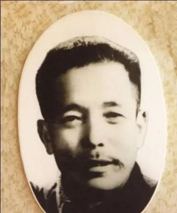 1955年，江南水乡的一个热闹集市，人群把现场围得严严实实，里三层外三层挤得连根