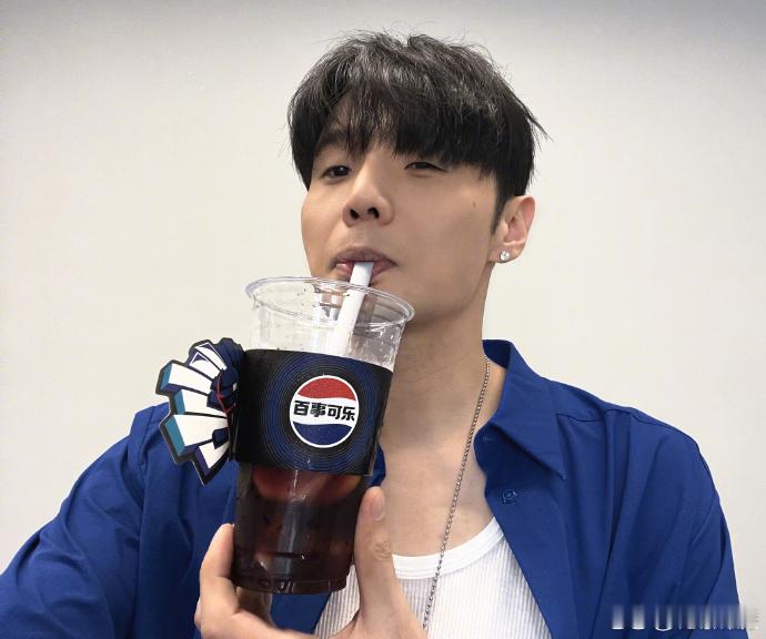 #原来李荣浩有卧蚕# 突然发现李荣浩居然也有卧蚕耶 ​​​[二哈]哈哈哈哈 ​​