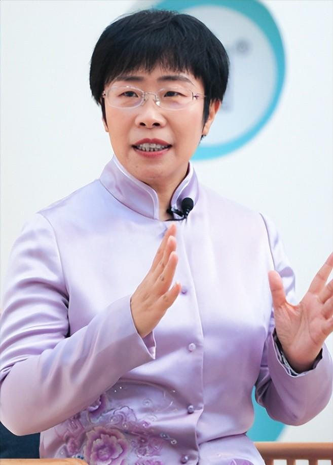 她27岁拿博士、32岁震撼《百家讲坛》的北大女神至今未婚。父母亲自下场征婚，条件