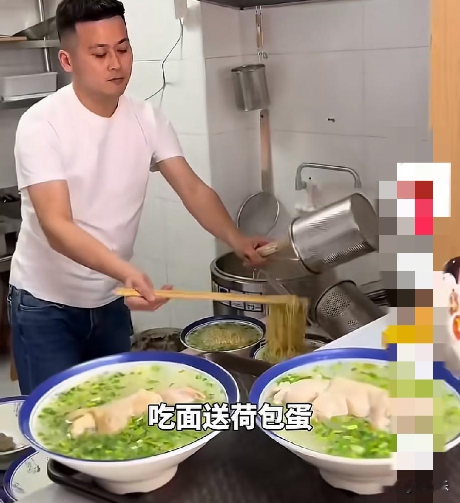 近日，淮安一面馆贴出海报，30岁以上“老人”吃面送荷包蛋，无需看证件，全靠顾客自