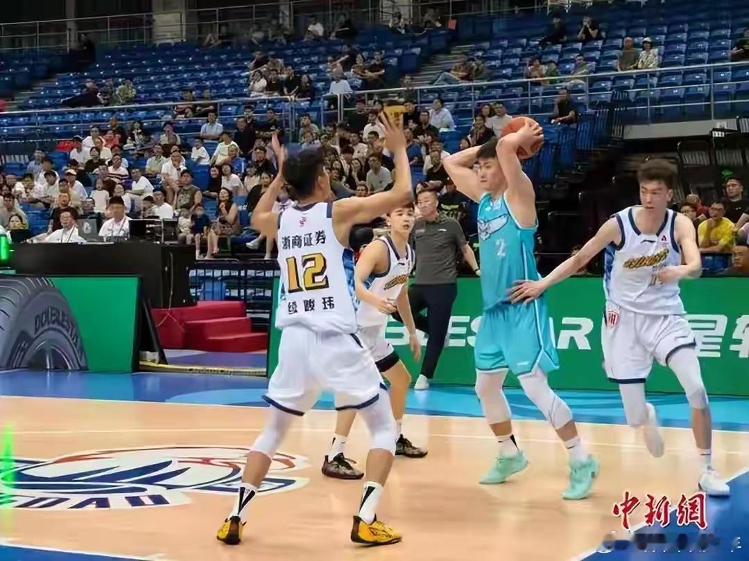 翟晓川11分7篮板，赵睿19分，北京男篮力克山西晋级决赛。老将稳定，新人亮眼，青