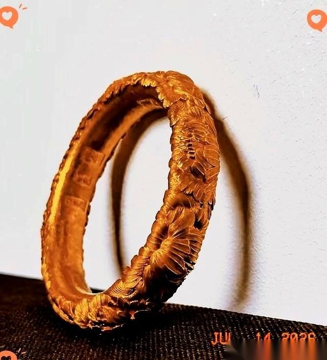 朋友圈算是炸了。
一边是几个月前冲进去的邻居，天天对着手机APP长吁短叹，晚上翻