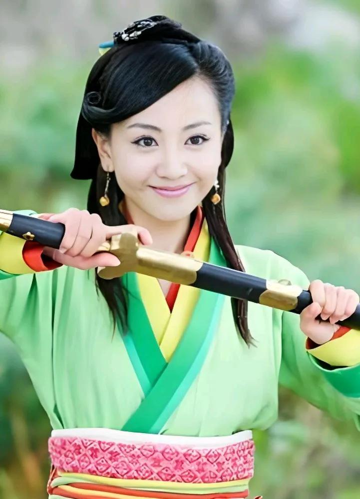 岳灵珊两剑击败泰山派二高手，源自凤翔势，是房中术九姿势之六。

在第三十三回中，
