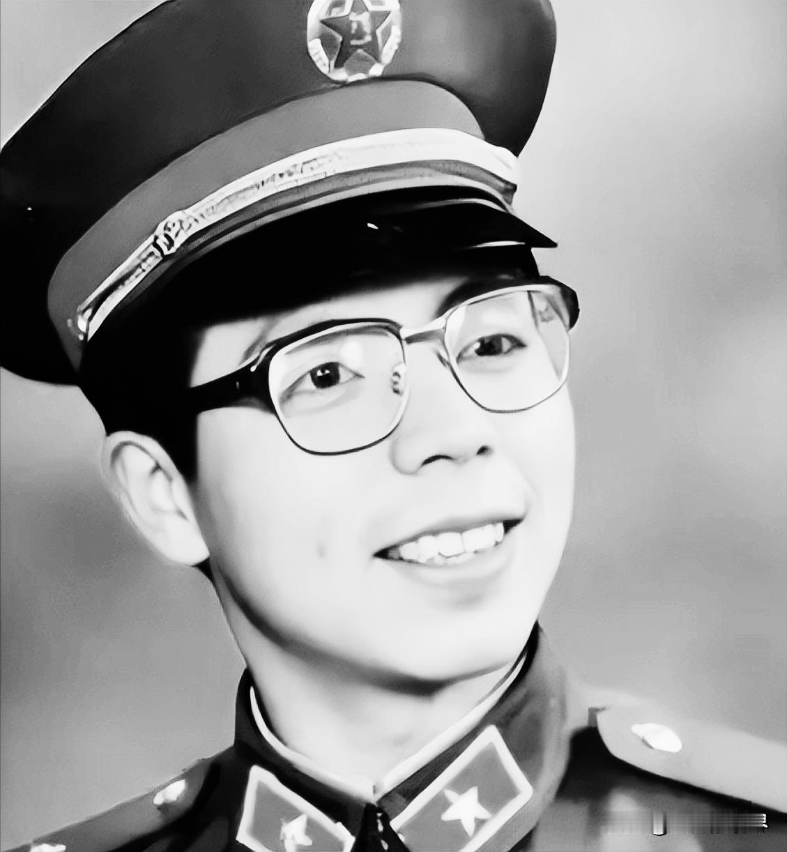 1984年老山战役期间，22岁陈洪远迷了路，误入1个山洞。他慢慢摸进去，突然，背