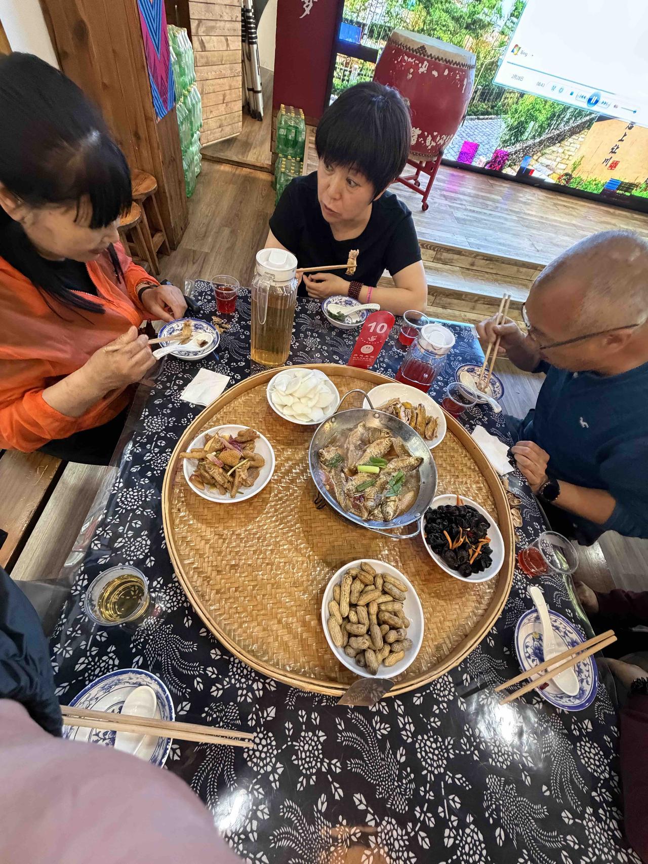 昨天中午12点，我在浙江文成县让川村，吃畲族人待客的长桌宴。
长桌宴上，四人一桌