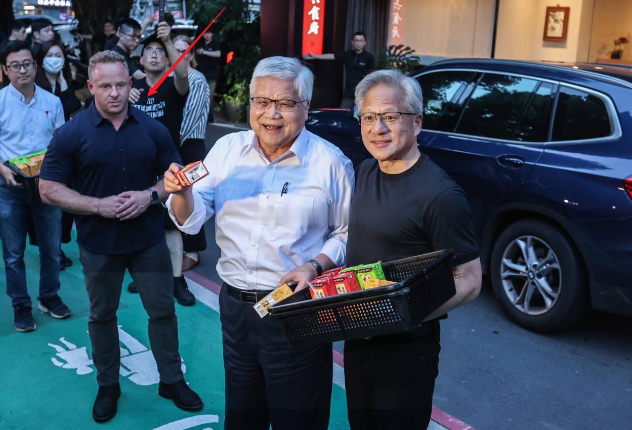 黄仁勋26日晚在街头派发食物，俩保镖不离左右热点观点 ，黄仁勋现身台北夜市 ，N