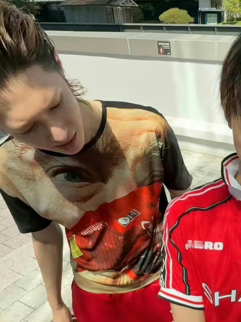 疑似维嘉卖掉的衣服被马丁淘回来了我真是服了这个维嘉了一定要贡献这么多表情包吗？ 