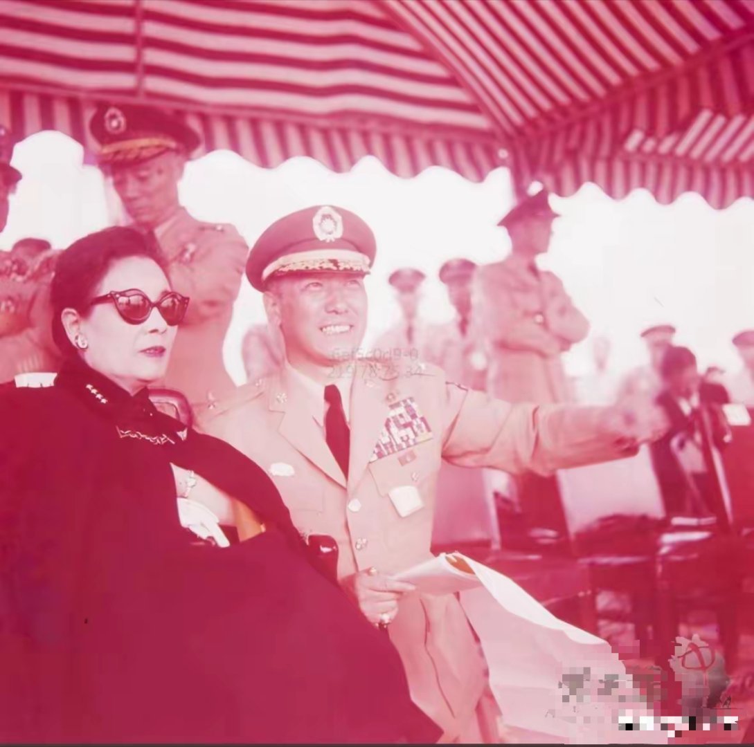 难得一见蒋纬国与宋美龄同台观阅部队的珍贵旧照。1947年蒋介石重修蒋氏家谱时，特