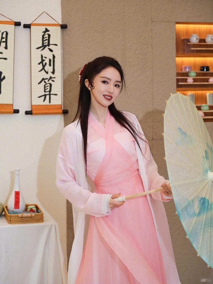 董璇cos白蛇 董璇的白蛇装扮好精致！头饰、服饰还有团扇，每一处细节都尽显白蛇的