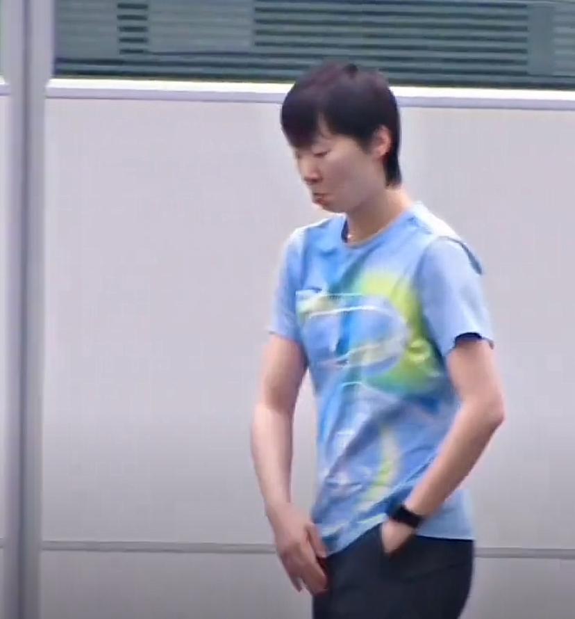 王曼昱嘟嘟起小嘴，手臂快速摇着，
手伸进裤带，在等待谁的信息呢？
边走路边认真看