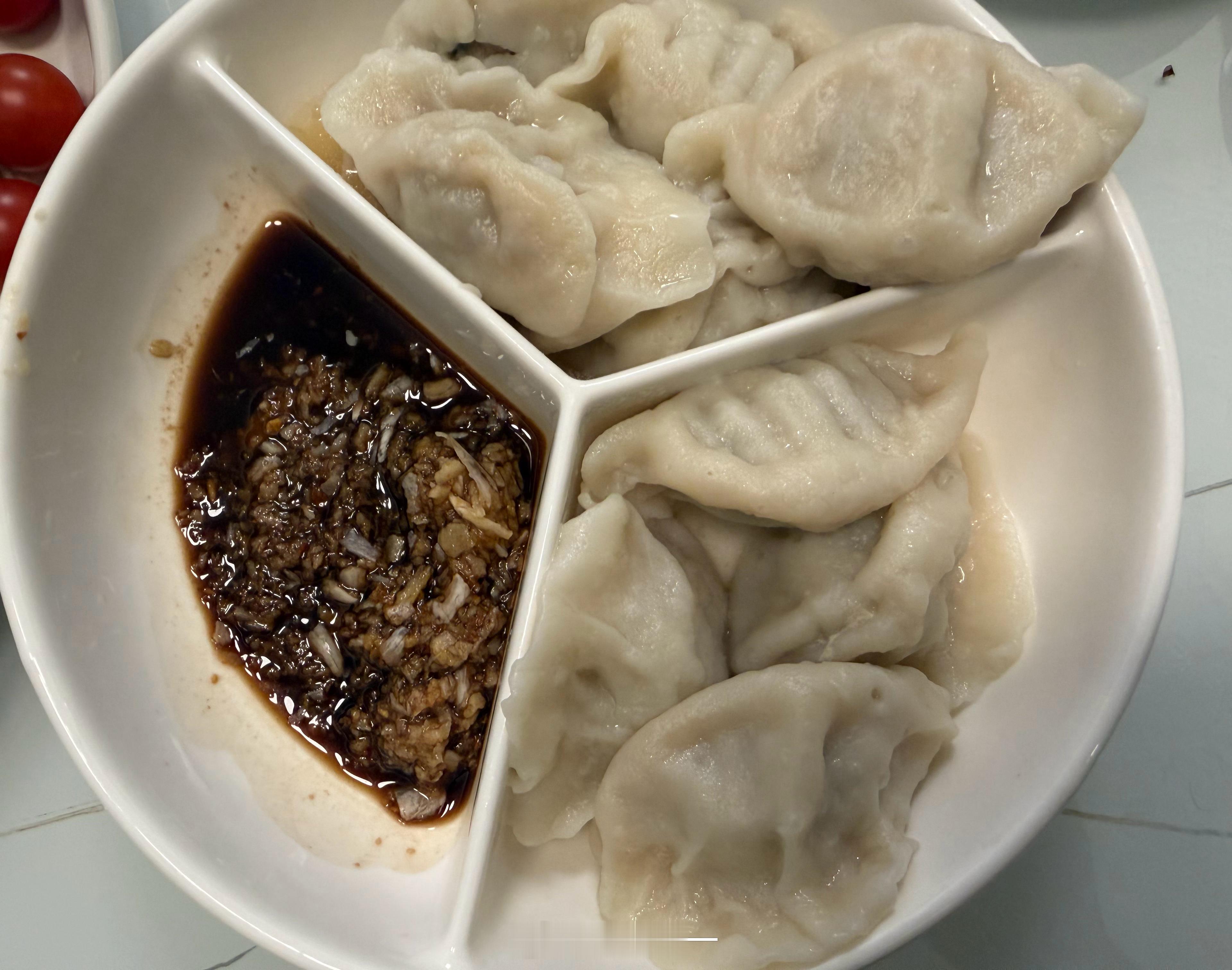 我爸妈包的饺子。小时候送觉得家里的饭不好吃，长大后吃遍全国各地的美食。发现还是小