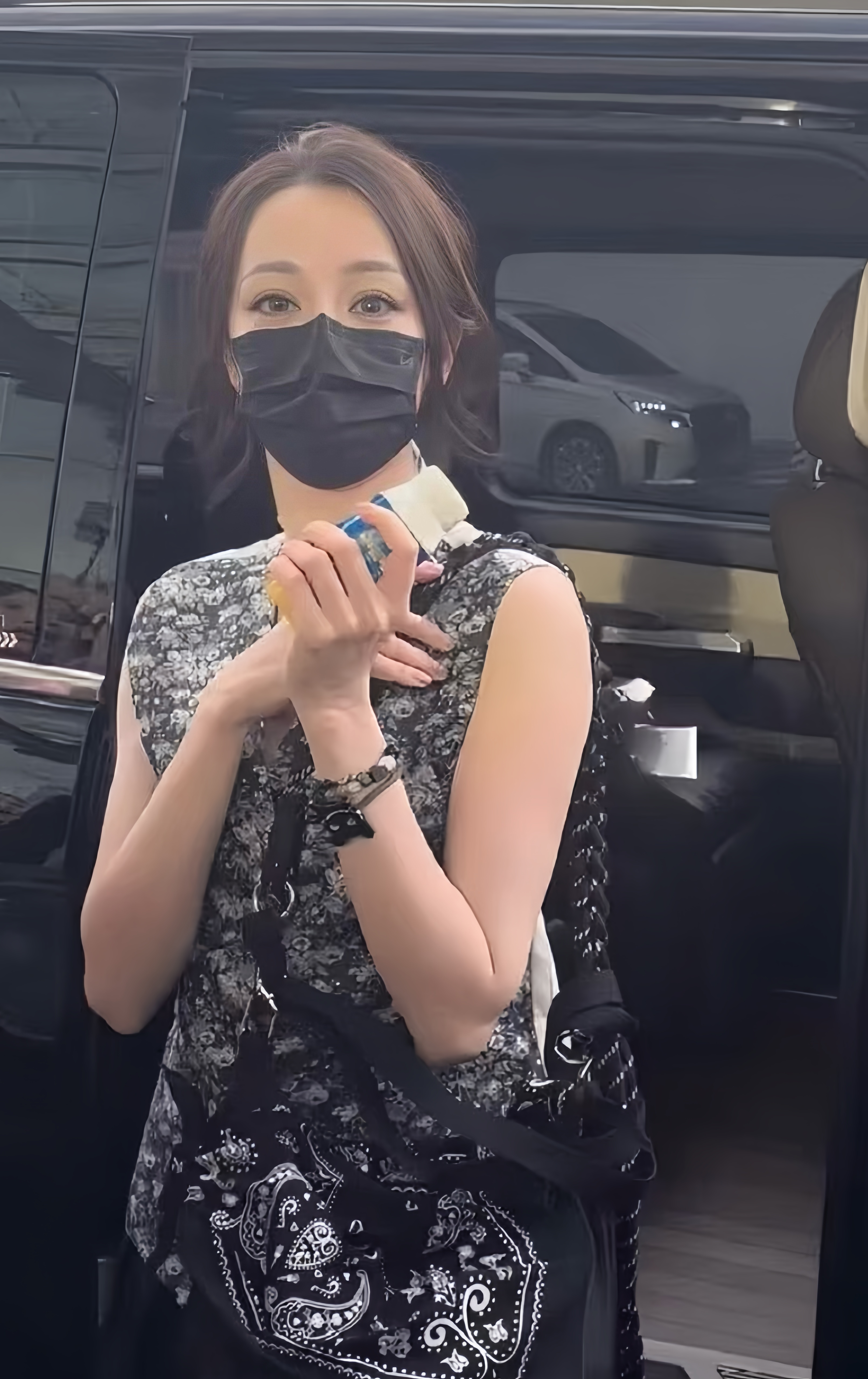 迪丽热巴陈飞宇 情侣手链就这…同款手链谁没有啊有同款就是对象的话，那内娱情侣要多