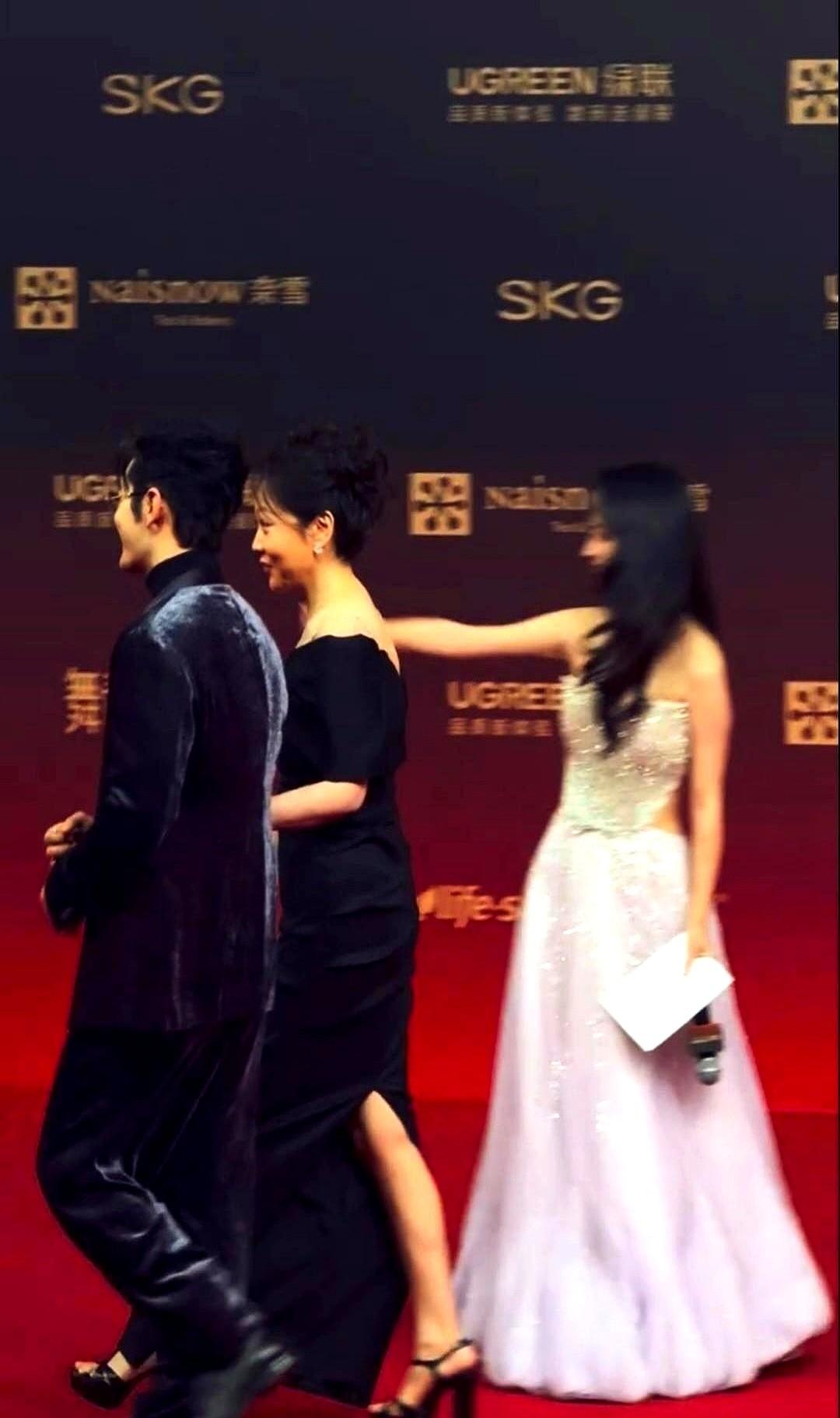 男星的精致，败给了女星的松弛。

2023年12月那场时尚活动，黄晓明和闫妮的同