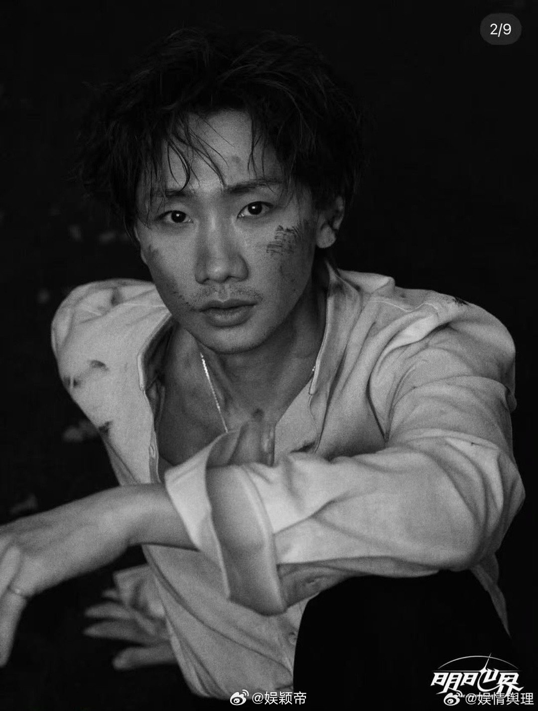 汪苏泷黑白战损九宫格 黑白调子把情绪收得很紧，战损妆造又把破碎感释放出来。汪苏泷