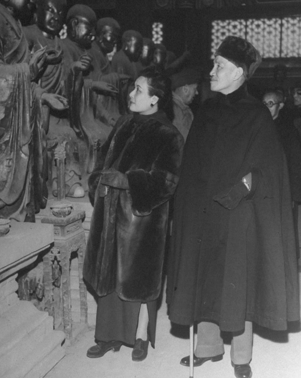 1945年11月，蒋介石和宋美龄游览碧云寺罗汉堂，那个时候人们都喜欢戴手套吗？