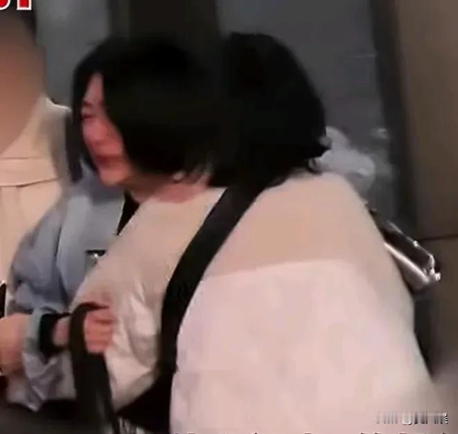 估计余生小s很难从失去姐姐的阴影里走出来了。

虽然近期已经复出主持节目，但在节