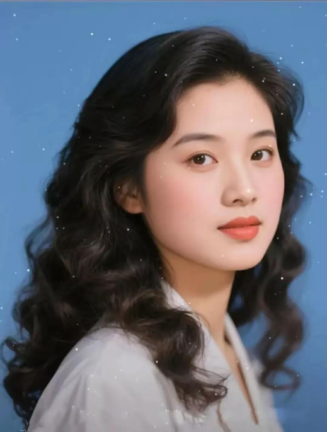 温柔甜美的少女，蓝天下绽放光彩！🌟✨